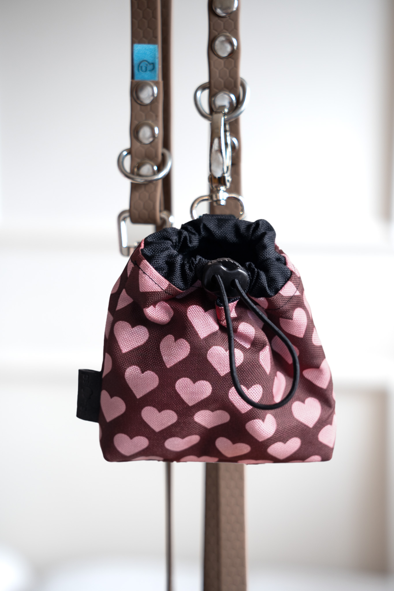 Saszetka na smaczki HEARTS Psiumpel, dla Psa i dla Ciebie, spaceruj modnie i wygodnie